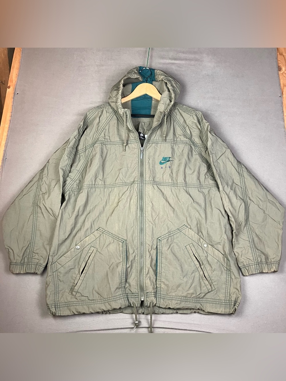 Vintage Nike Air Men’s Size L Army Green Hooded Windbreaker Jacket Full Zip. In
